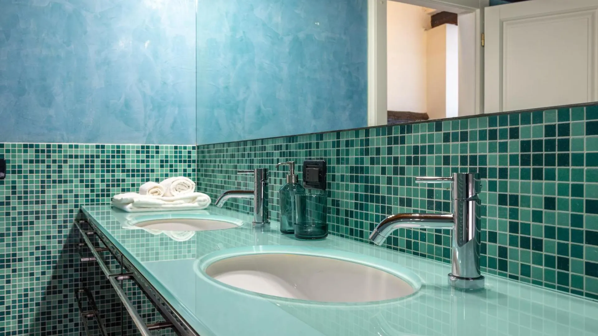Apartamento Dimora De' Poeti - 250 Square Meters Attic With Jacuzzi Bolonia